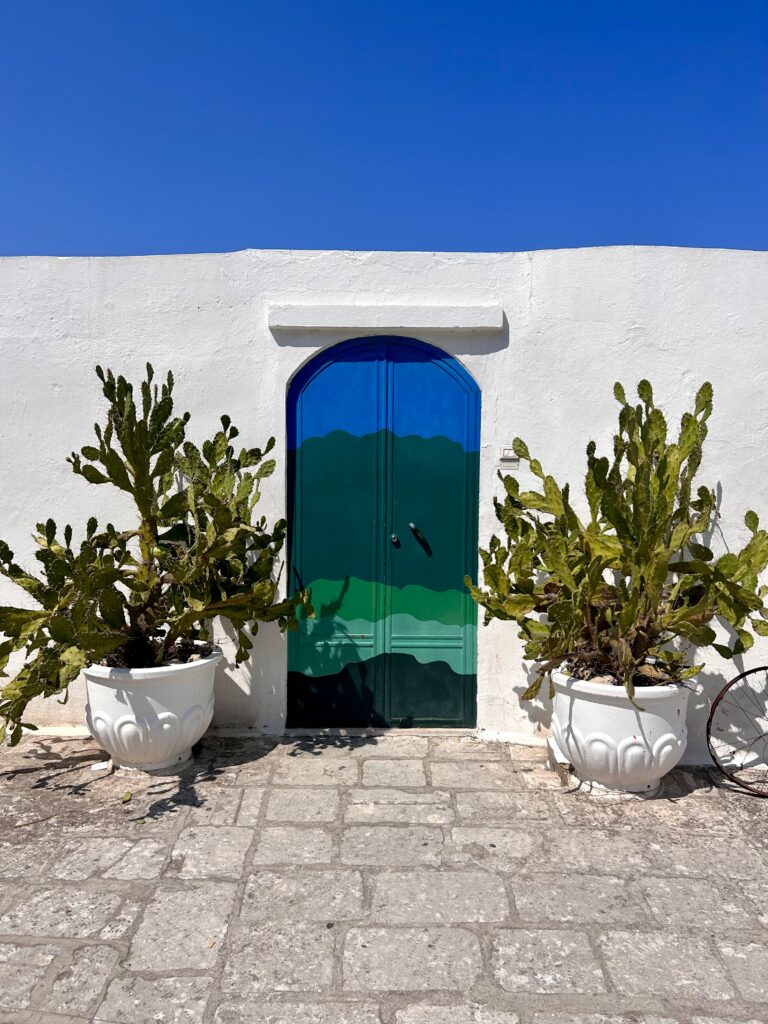 porta blu ostuni